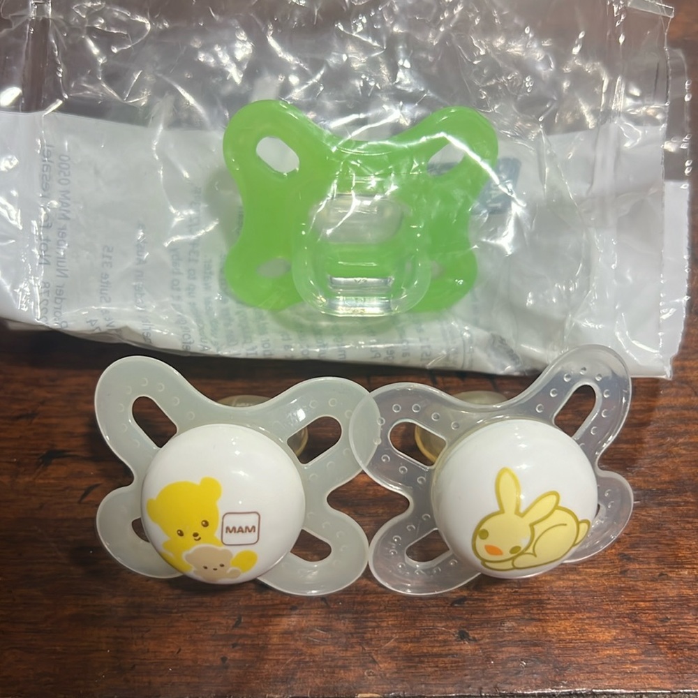 3 MAM pacifiers